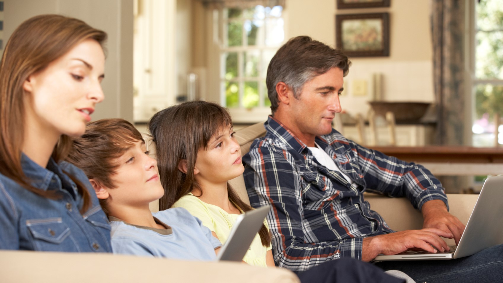 Три поколения в квартире. Семейный просмотр ТВ.